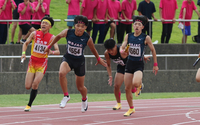 男子共通400メートルリレー　県中学新記録で優勝したMSJACは3走中原（右）がアンカー林（左手前）にバトンを渡す