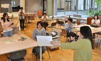 長野県立大が開いた公開講座。学生や地域住民が交流する場の創出は、県立大が掲げる役割の一つだ＝6月8日、長野市