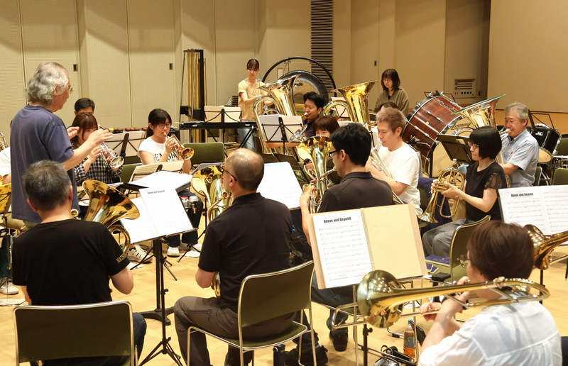 歩くパイプオルガン」の音色楽しんで 英国式金管バンド、松本市で11日