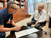 大樹さんが退院するまでを振り返る原田さん（右）と伊藤さん＝こころの医療センター駒ケ根