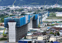 建設が進むリニア中央新幹線の高架橋＝6月23日、喬木村阿島（地権者らの許可を得て小型無人機で撮影）