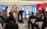 小水力発電所の起工式（生坂村提供）
