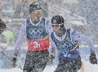 男子団体スプリント　後半距離で山本涼太（右）にリレーする渡部暁斗（プレダッツォ＝本社米川貴啓）