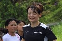 練習の最後に子どもたちと一緒に走る山田選手