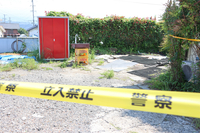 現場となった民家の敷地。周りには規制線が張られたままだ＝7日午後2時38分、東御市新張
