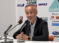 複合の五輪除外などを受けて記者会見で質問に応じる全日本スキー連盟の河野孝典競技本部長