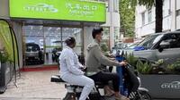 　広東省広州市にある自動車輸出業者の店舗＝6月29日