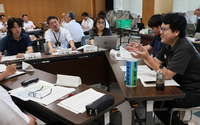 関心のあるテーマに分かれて情報交換する参加者