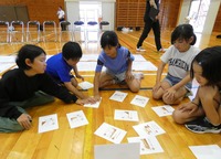 防災かるたを使って土砂災害について学ぶ南木曽小の児童たち＝9日、南木曽町