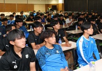運動時の水分補給について学ぶ松商学園高校の男子サッカー部員ら