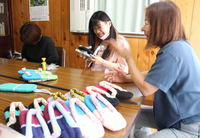 布草履を作る小林さん（中央）