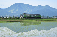 北信濃の田園地帯を走る飯山線＝飯山市常盤
