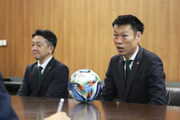 県庁を訪れた松本山雅運営会社の横関CEO（右）と小沢CRO