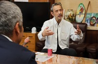 北沢町長（左）にサウナについて語るタナカさん