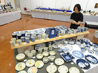 多彩な陶器が並ぶ県陶芸展