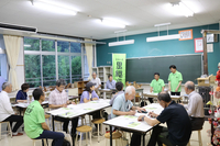旧川島小学校の教室で、定例会を開く「かわしま里継ぎ協議会」