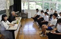 中江さん（左）と井沢さん（左から2人目）の話に耳を傾ける生徒たち