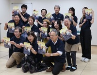 チラシを手に、8月のオペラショーをPRする出演者ら