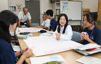 「平和のために私たちができること」をテーマに意見を出し合う中学生たち