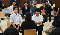 松本文科相（右奥）が見守る中、意見を発表する中学生ら