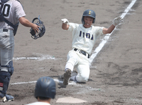 飯田―佐久長聖　九回飯田2死三塁、久保田の左前打で三走片桐維が同点のホームイン