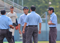 試合中に話し合う聖さん（右）と敦さん（右から3人目）