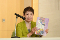 30周年の記念誌を披露する島さん＝11日、千葉県佐倉市