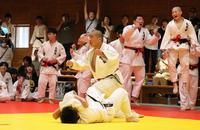 柔道男子団体決勝　大将戦で一本勝ちを収めた佐久長聖Jr．大樹館の中嶋（中央）と喜ぶチームメートら（奥）