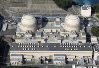 　関西電力大飯原発の3号機（右）、4号機＝2025年11月、福井県おおい町