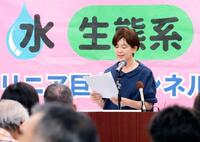 　静岡市で開かれたリニア中央新幹線の静岡工区着工に反対する市民集会。川勝平太前知事の声明文が読み上げられた＝11日午後