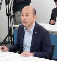 　平和宣言文の起草委員会最終会合で発言する長崎市の鈴木史朗市長＝11日午前、長崎市