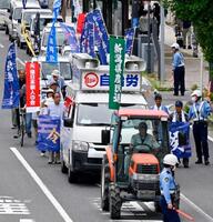 　トラクターの先導でデモ行進するコメ農家らの「百姓一揆」＝11日午後、新潟市