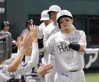 　1回、3ランを放ちナインに迎えられるソフトバンク・牧原大（右手前）＝みずほペイペイドーム