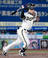 　4回オリックス無死一塁、来田が右中間に2ランを放つ＝ZOZOマリン