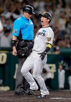 　9回、森下の左前打が後逸を誘って、サヨナラの生還を果たす阪神・近本＝甲子園