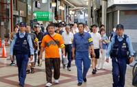 　大阪府警布施署が実施した住民らとの合同パトロール＝11日午後、東大阪市