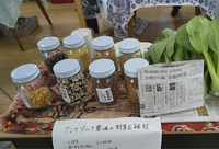 伊那市で6月に開かれたイベントの出店。瓶に入れた雑穀や豆類を、必要な量だけ新聞紙の袋に入れて販売した