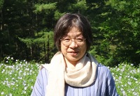 亜麻の花に囲まれる佐藤さん
