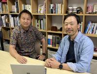 　ラン藻など環境微生物研究が専門の廣田隆一・広島大教授と話す井川武さん（左）