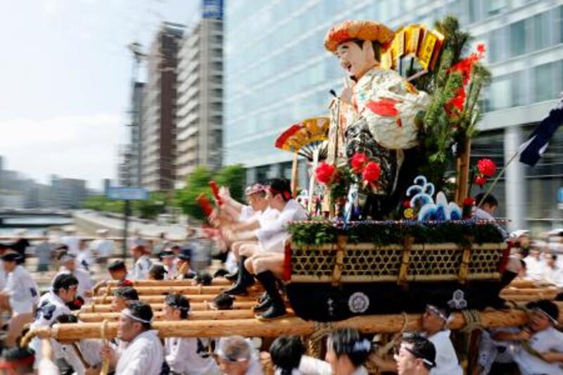 博多祇園山笠、力強く天神駆ける 全7基、15日が最終日｜信濃毎日新聞