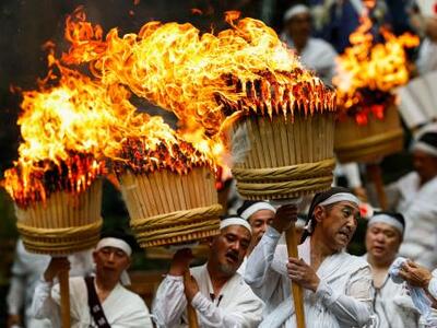 勇壮乱舞「ハーリャ、ハーリャ」 那智の扇祭り、氏子ら披露｜信濃毎日