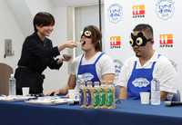 液体塩こうじを使った料理を食べ比べる、まるみキッチンさん（中央）と東山広樹さん（右）