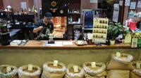 　世界各国のコーヒー豆を販売しているマカティ市の店舗＝7月6日
