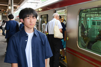 屋代駅1番線ホームに流れる自作の駅メロディーを聞く春原さん