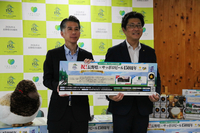 キャンペーンをPRする中川部長（右）ら