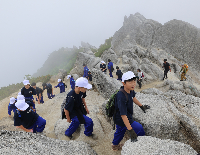 励まし合って」北アルプス燕岳へ 安曇野市の中学1年生が味わった達成感