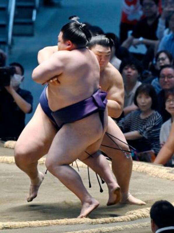 大の里2勝目、霧島は初黒星 豊昇龍4勝目、琴桜2敗｜信濃毎日新聞