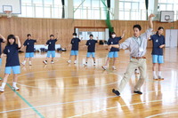 振り付けを教える真二さん（右から2人目）