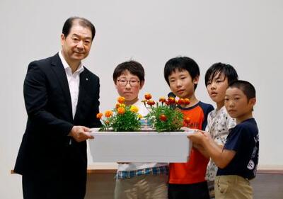 群馬・御巣鷹慰霊の花引き渡し 現場に近い上野村立小児童が栽培｜信濃