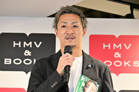 メディアの取材に応じる前田大然選手＝10日午後4時3分、東京都内